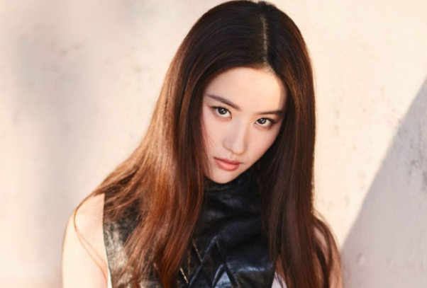 長發(fā)女明星與小巷發(fā)藝小店的秘密故事