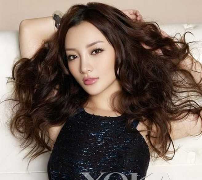 長發(fā)女明星與小巷發(fā)藝小店的秘密故事