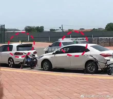大學(xué)門口車頂放水事件追蹤，理性分析背后的動因影響及后續(xù)發(fā)展
