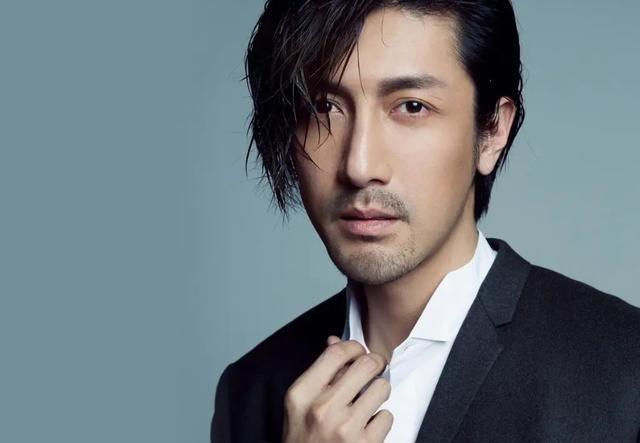 長臉男明星與小巷特色小店的奇妙故事