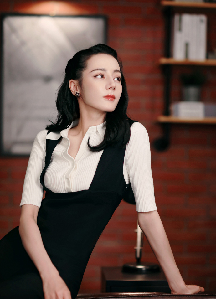 迪麗熱巴最新寫真照片揭秘，小巷深處的攝影秘境之美