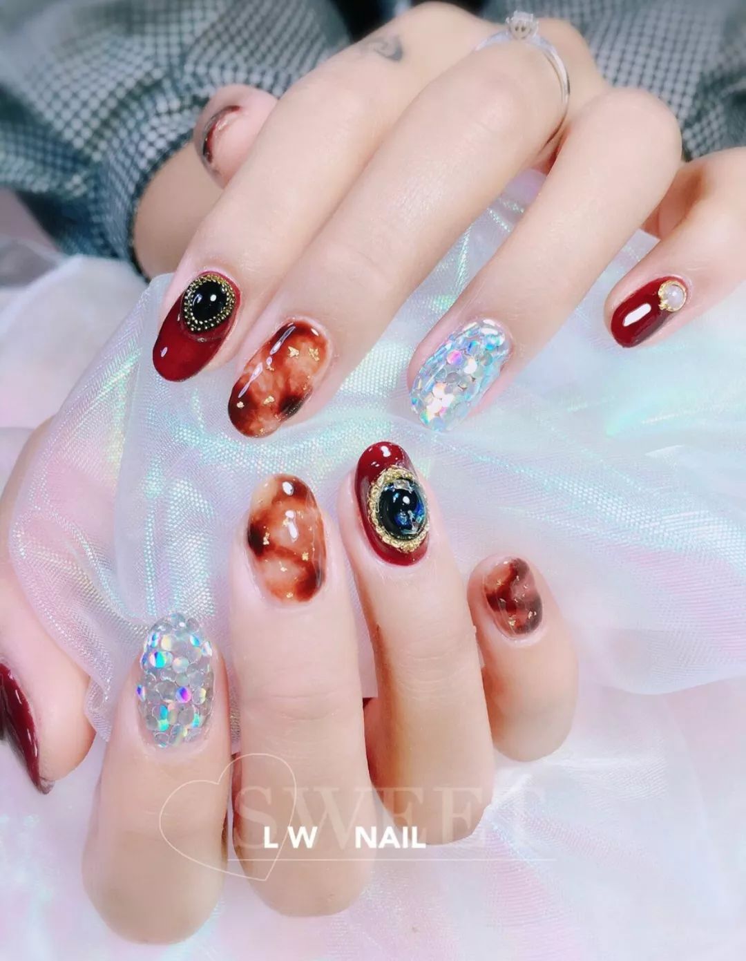 最新美甲琉璃甲圖片，小巷深處的時(shí)尚隱秘之美