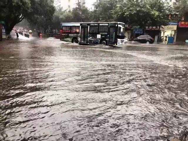 四川暴雨最新情況與雨中的溫情故事概述